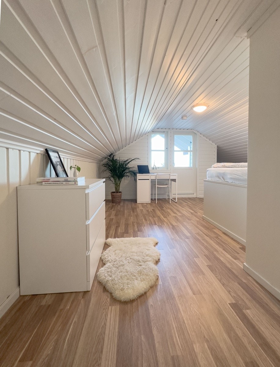 Soverom 7 ligger i tredje etasje og følger med privat balkong, seng, skrivepult og garderobe. Soverom 7: Ca. 21 m² Galleribilde