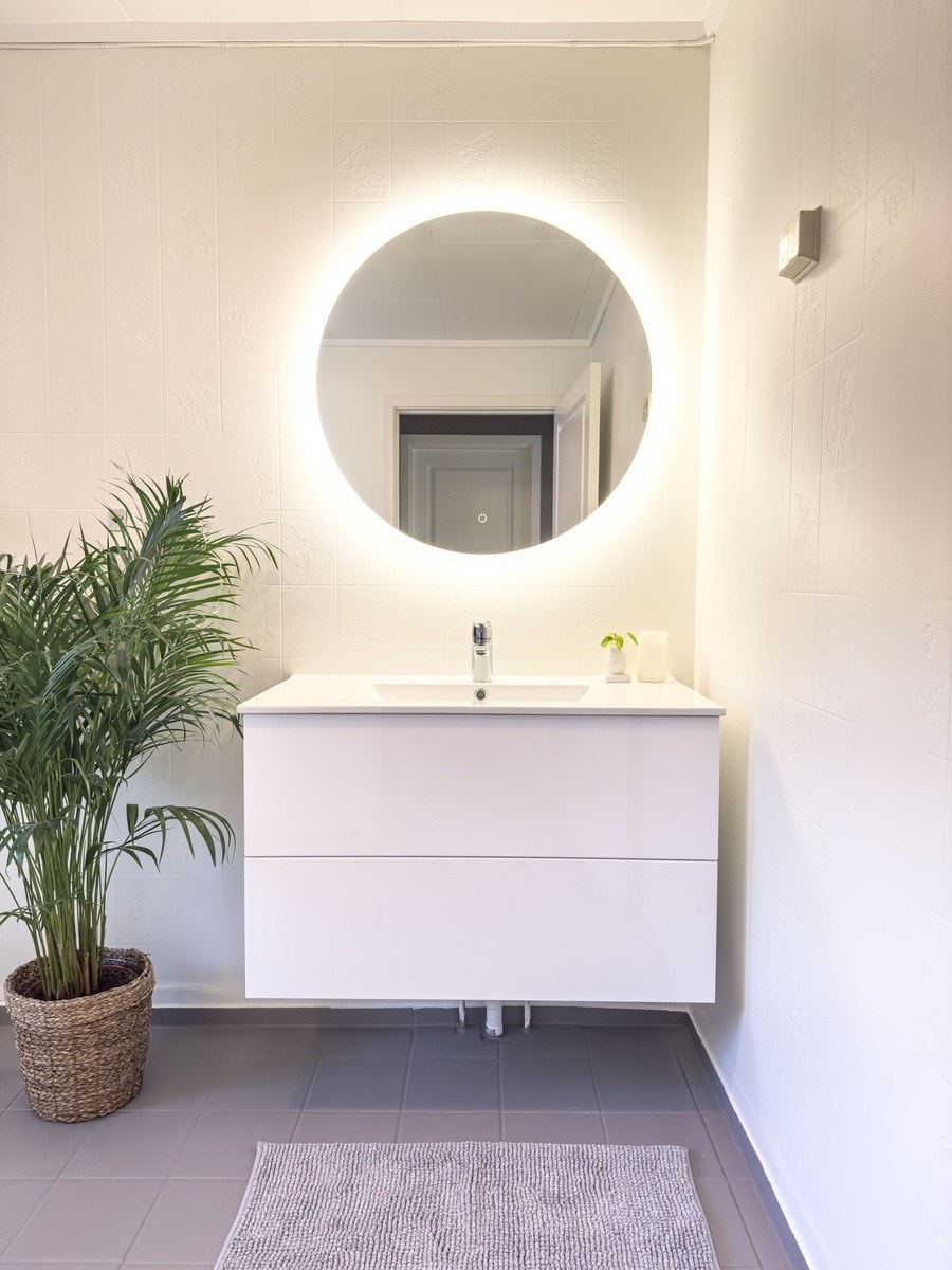 Badet er renovert og alt av hvitevarer og alt er nytt. Installert automatisk uttrekk og varmekabler Galleribilde