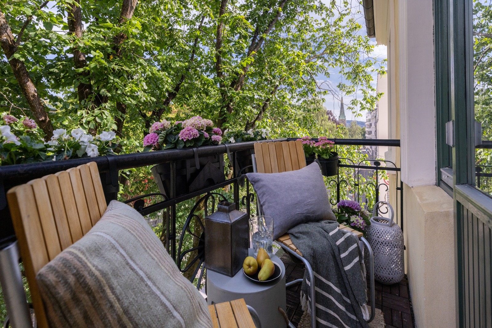 Flott balkong med morgensol fra stuen Galleribilde