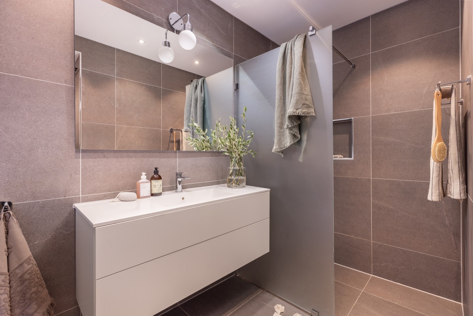 Badet har god plass, stor dusjsone, opplegg for vaskemaskin m.m. Galleribilde