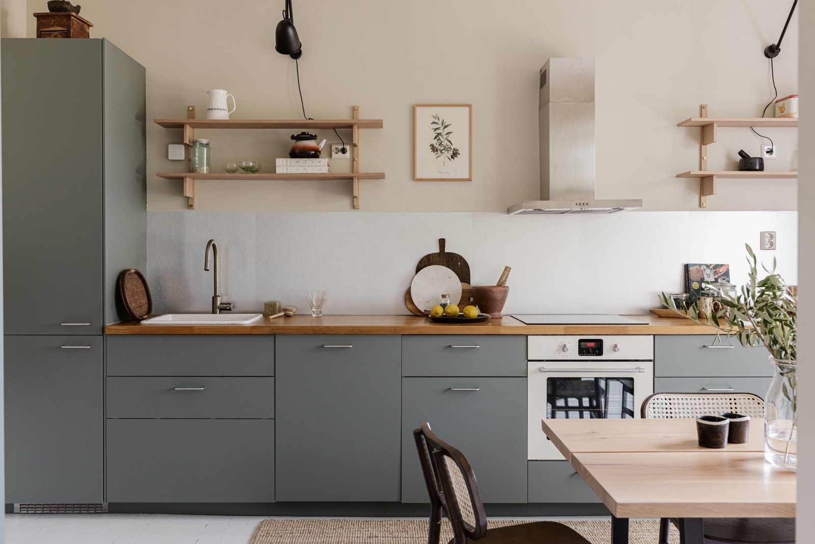 Kjøkkenet fremstår svært delikat med benkeplater i heltre eik. Galleribilde