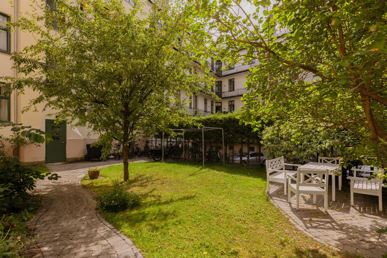 Idyllisk bakgård med hyggelig sitegruppe. Galleribilde