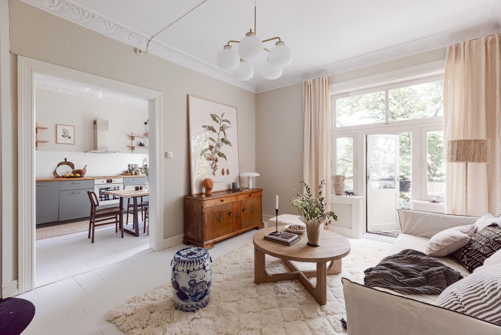 Stuen gir god rømfølelse med store viduer og utgang til balkong. Galleribilde