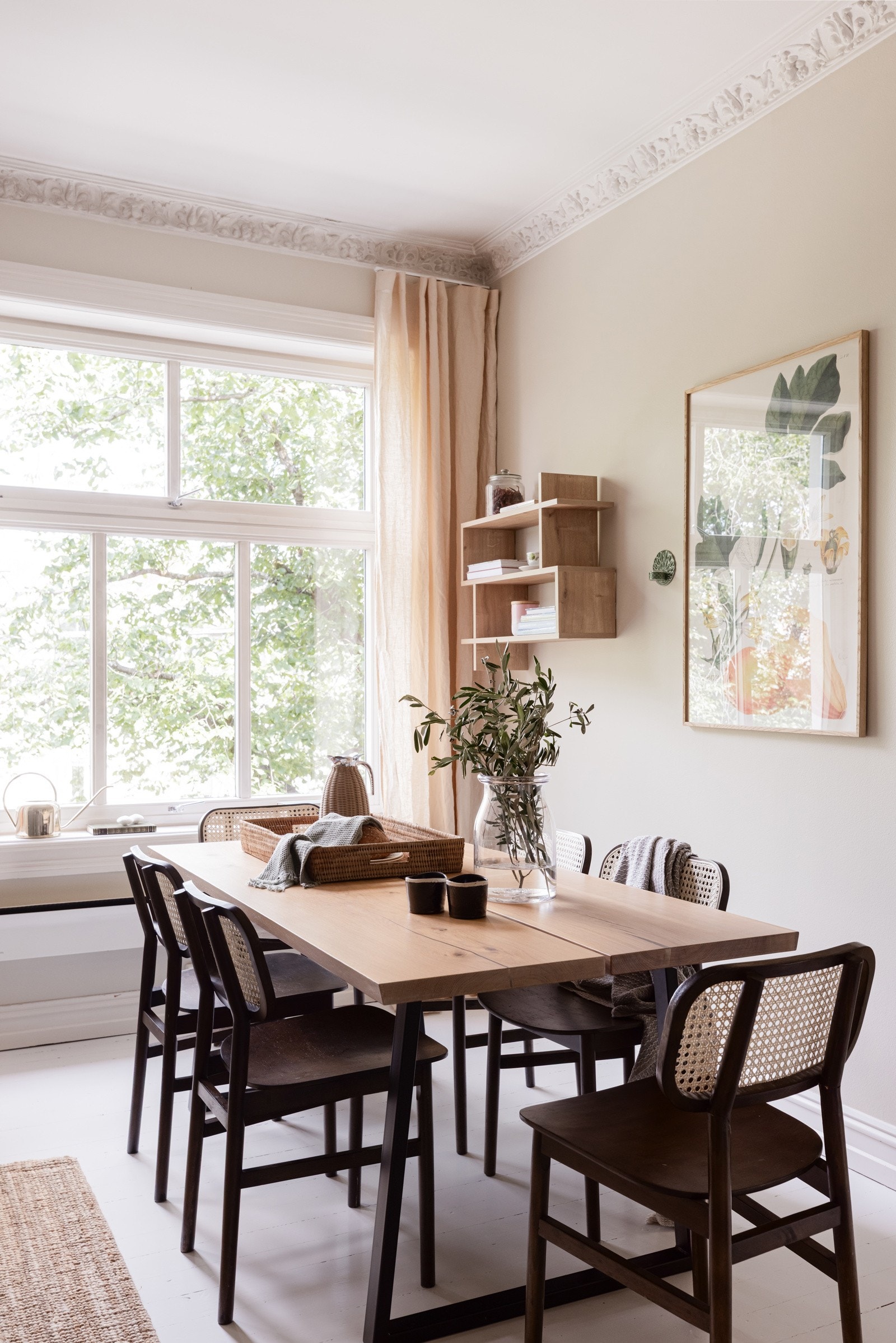 Rommet følelse luftig med store vinduer som slipper inn rikelig med dagslys. Galleribilde