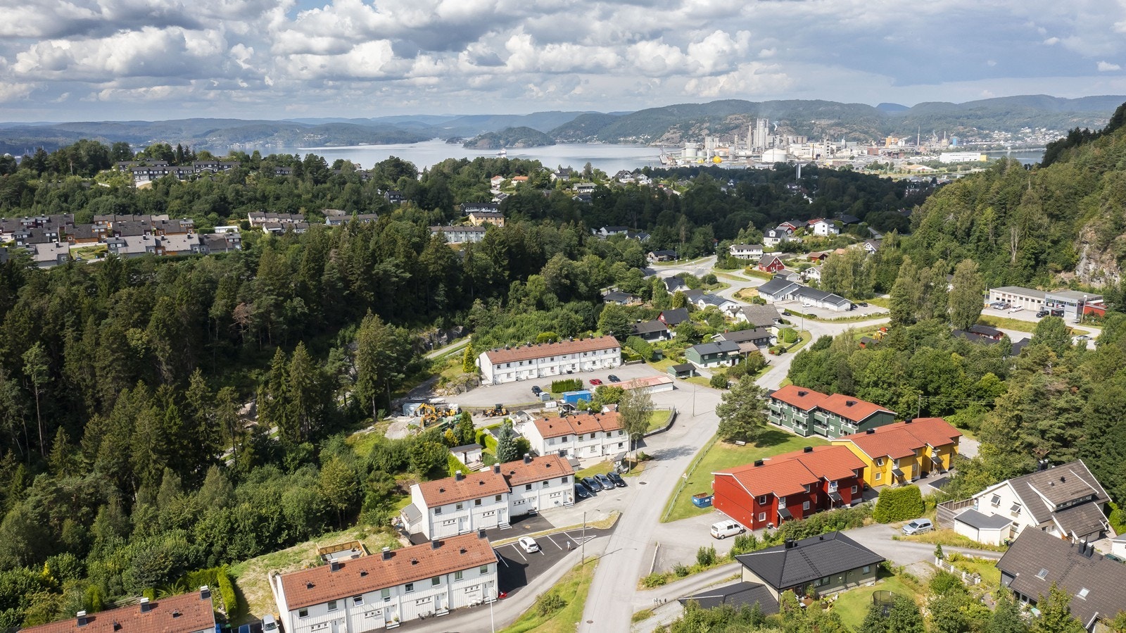Området har kort vei til skole, barnehage, dagligvare og det er gode bussforbindelser samt enkel adkomst til E18 Galleribilde