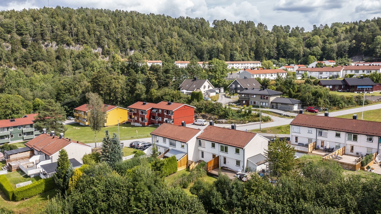 I nærheten finner du blant annet idrettsanlegg, treningssenter og flere flotte turmuligheter Galleribilde