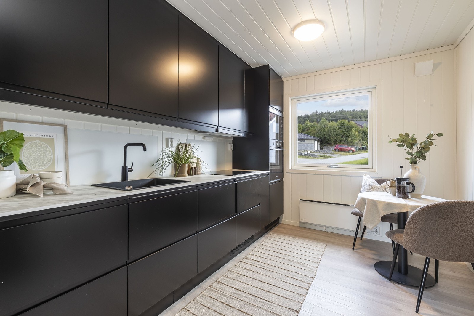 Nyoppusset og lekkert kjøkken i 2. etasje med moderne Epoq-innredning, mørke fronter og slitesterk laminat benkeplate Galleribilde