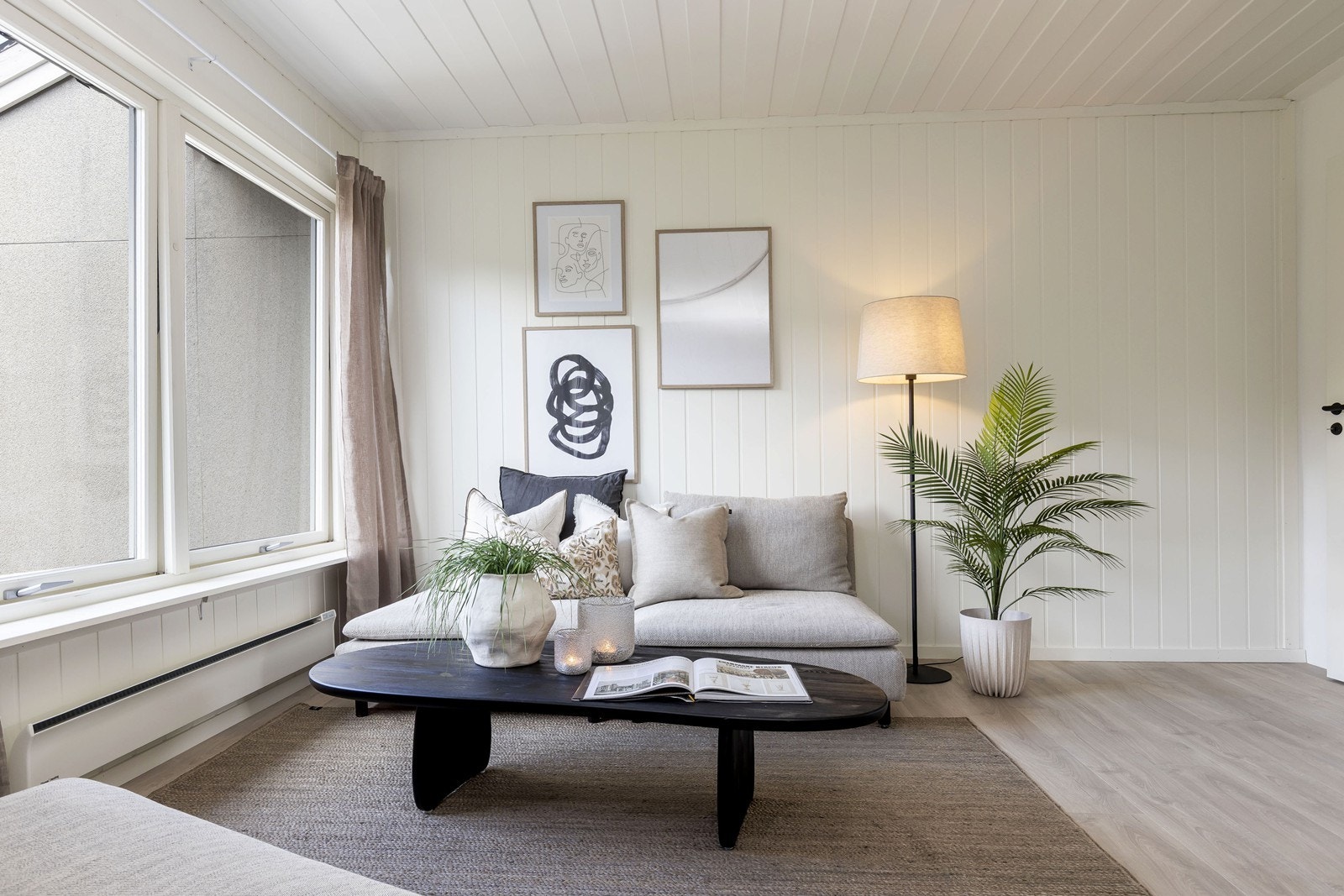 Rommet har god plass til stor sofagruppe og spisebord, med fleksible møbleringsmuligheter Galleribilde