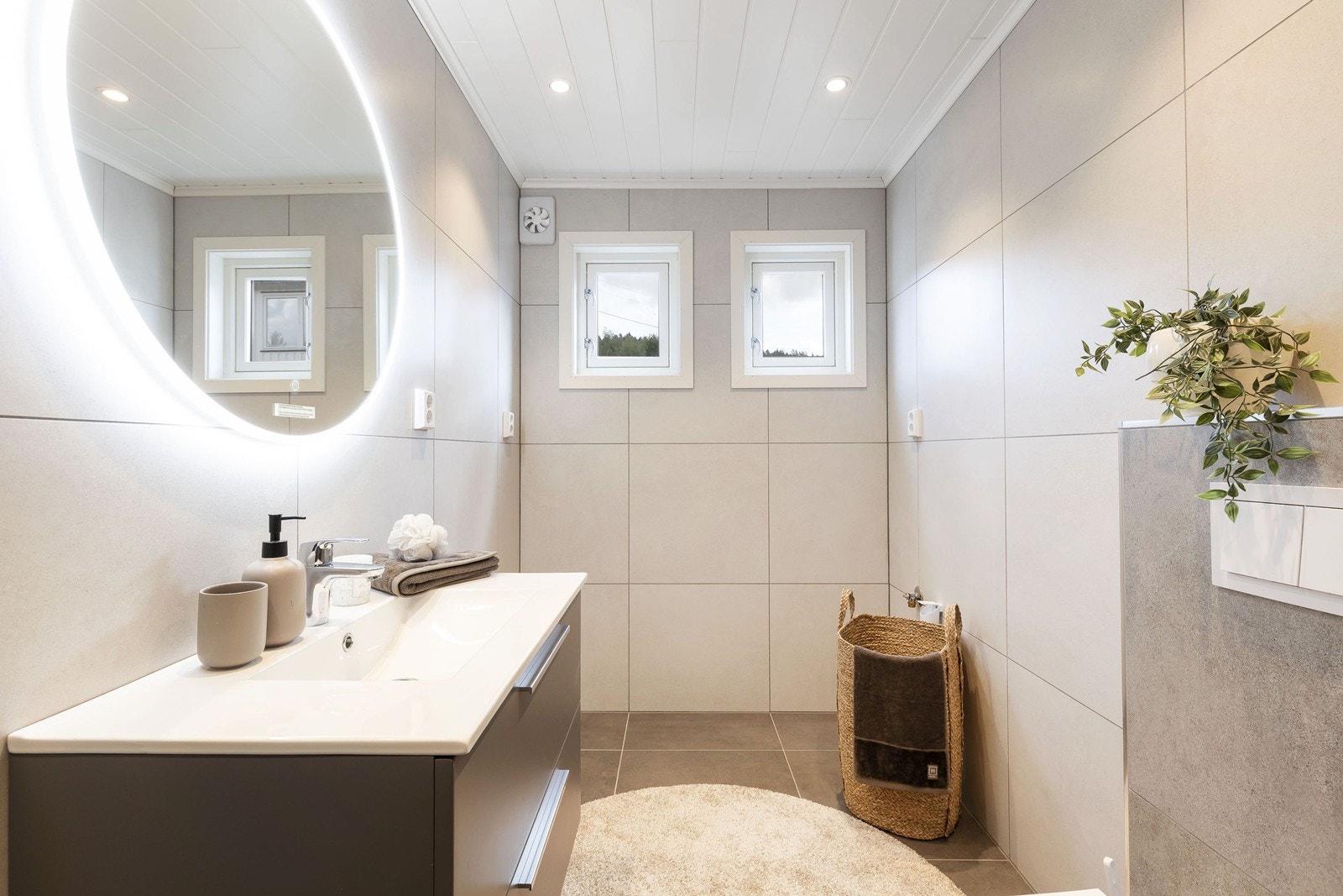 Nyoppusset bad med stilrent design, god plass og moderne løsninger Galleribilde