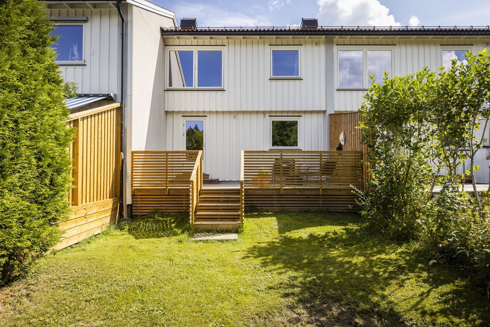 Lun og innbydende veranda med et praktisk og lettstelt uteområde Galleribilde