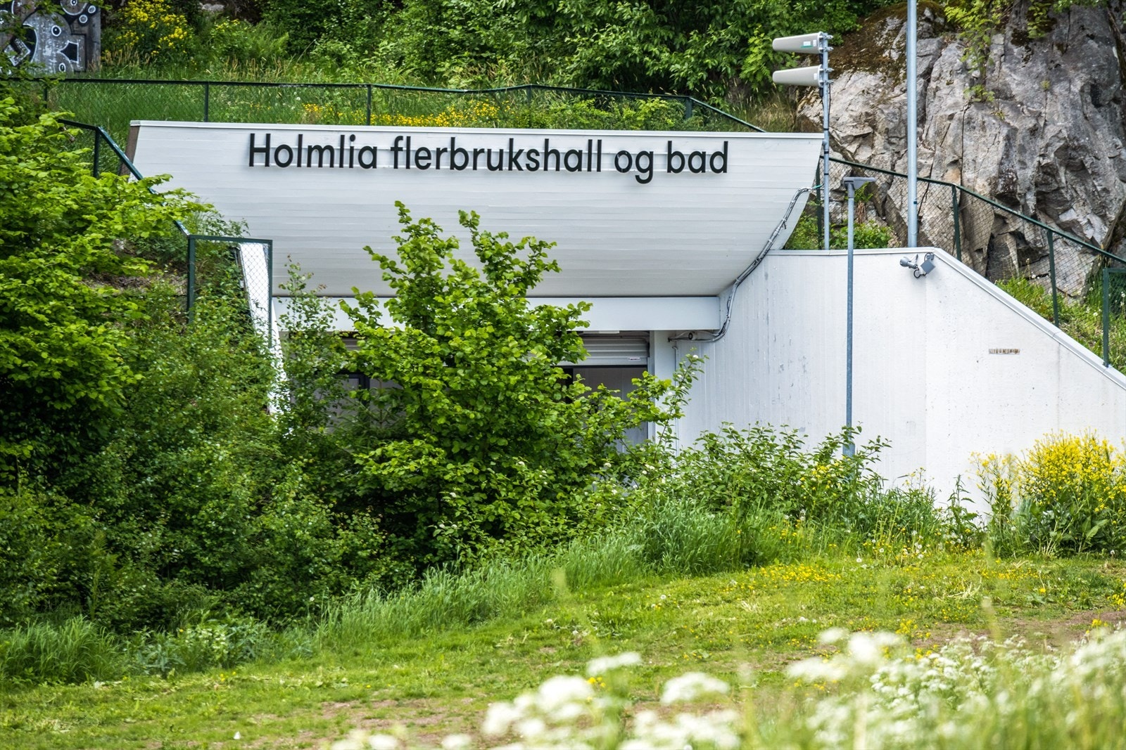 Holmlia flerbrukshall og bad er kun 3 min unna med gange. Galleribilde