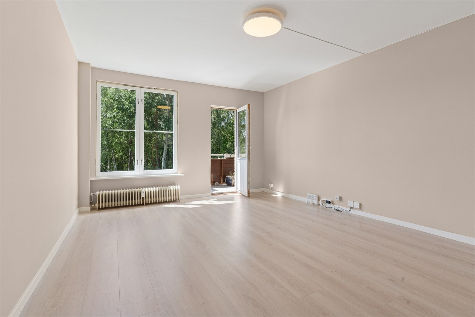 Lys og romslig stue med store vindusflater som slipper inn mye naturlig lys. Utgang til en solrik balkong med plass til ønsket utvendig møblement. Galleribilde