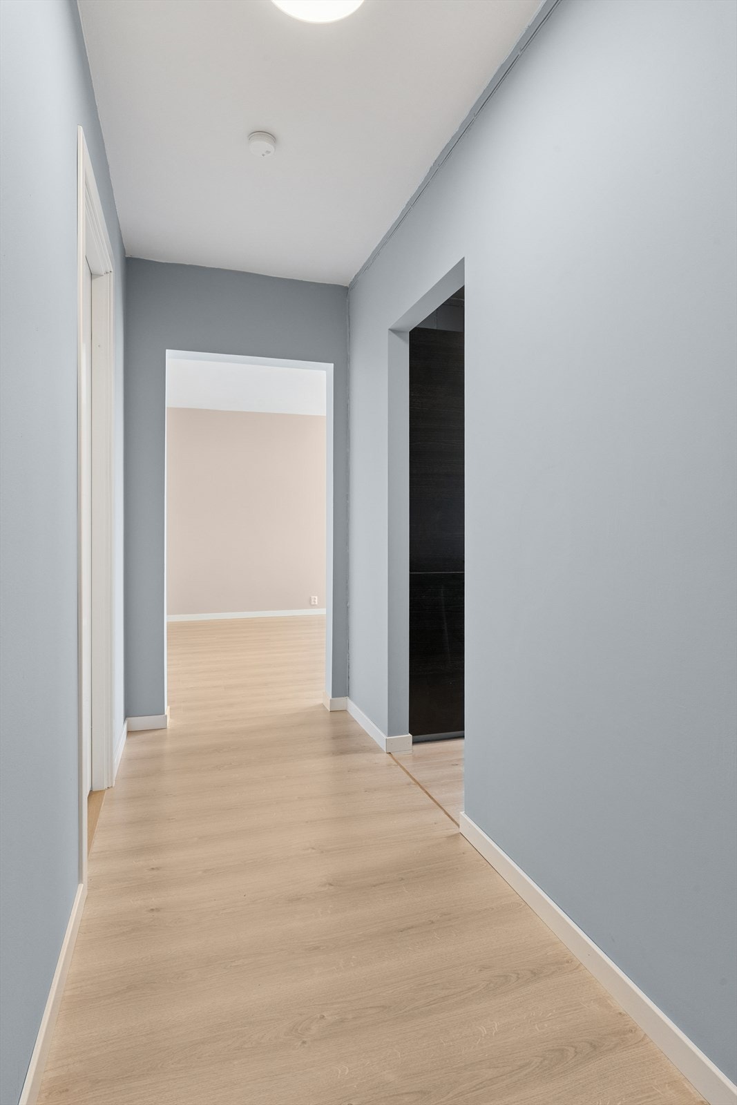 Her er det plass til å henge fra seg sko og henge fra seg yttertøy. Galleribilde