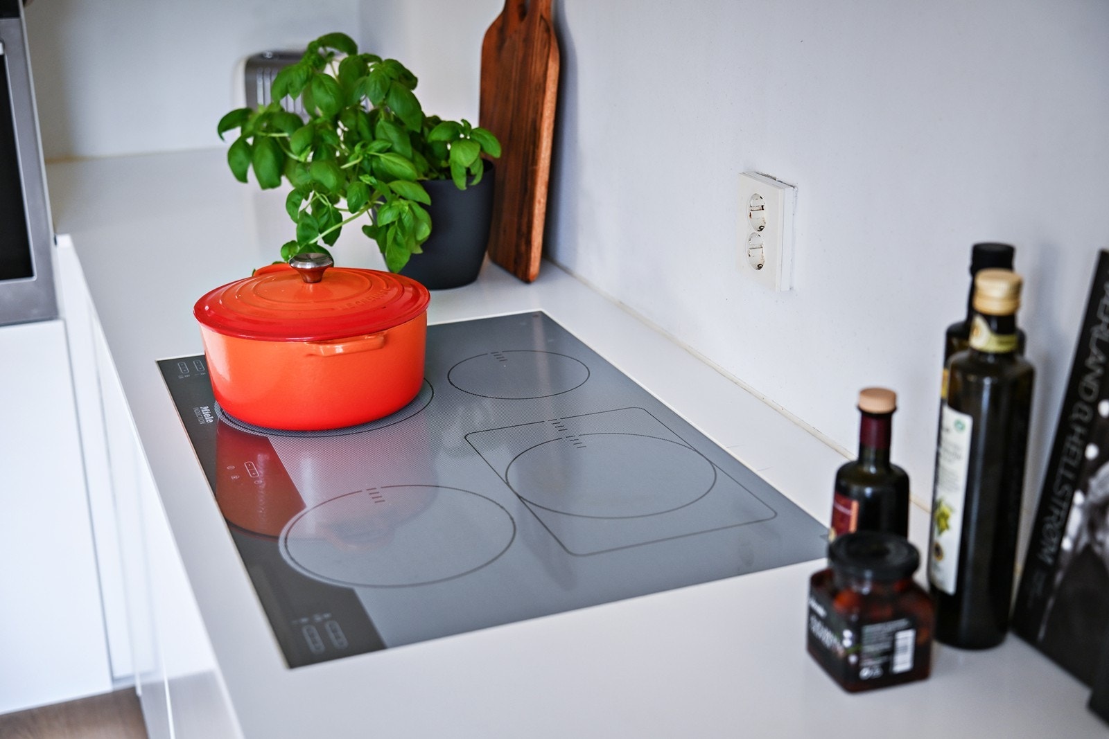 Benkeplate i corian med nedfelt induksjonstopp og planlimt stålkum Galleribilde