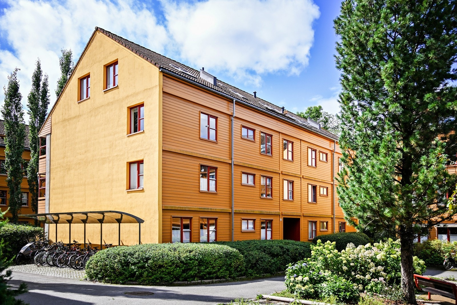 Bilfrie gangveier, felles sykkelparkering og rikelig med beplantning Galleribilde