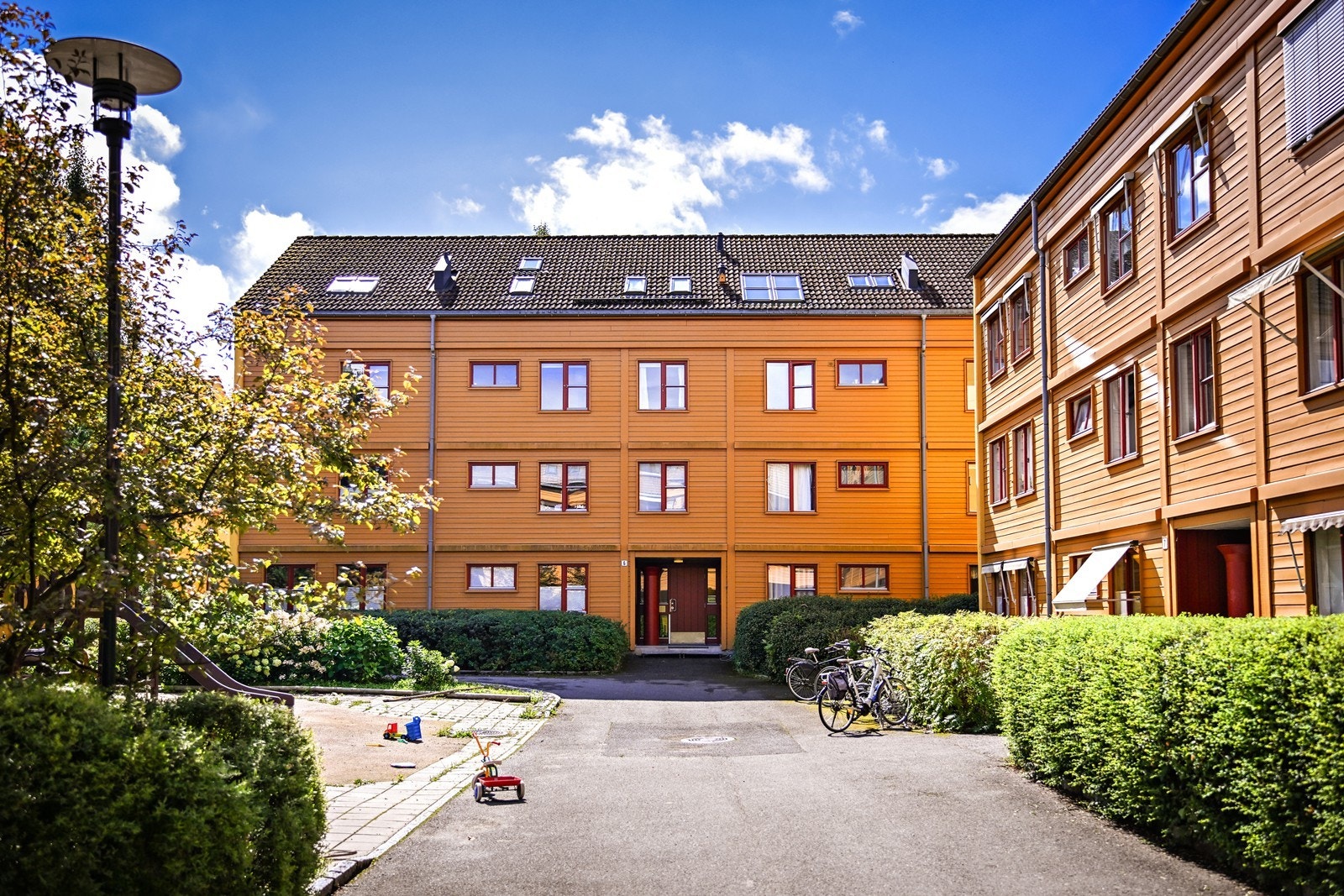 Stor og familievennlig 5-roms leilighet med sørvendt balkong og carport i populære Nedre Silkestrå Borettslag Galleribilde