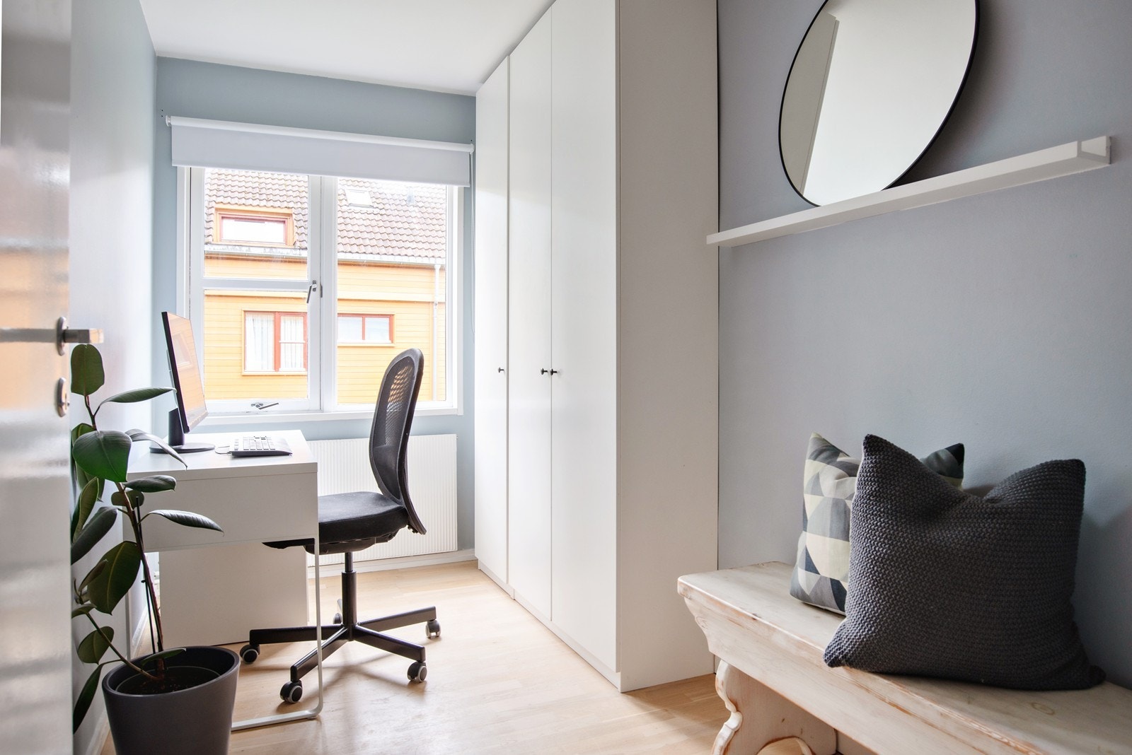Soverom / kontor med garderobeskap Galleribilde