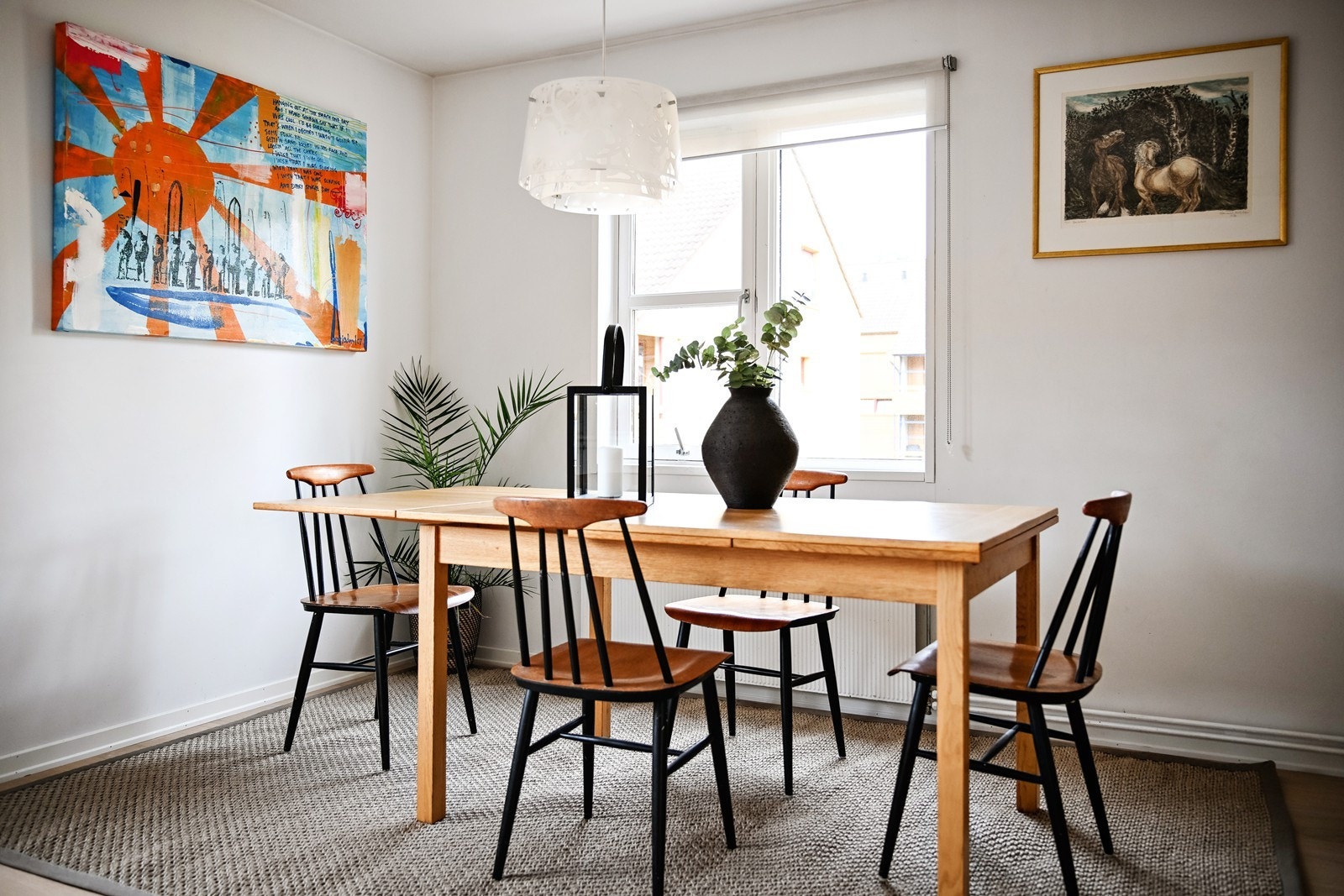 Kjøkkenet har god plass til spisebord, perfekt for familien. Store vindusflater, masse lys og fin romfølelse Galleribilde