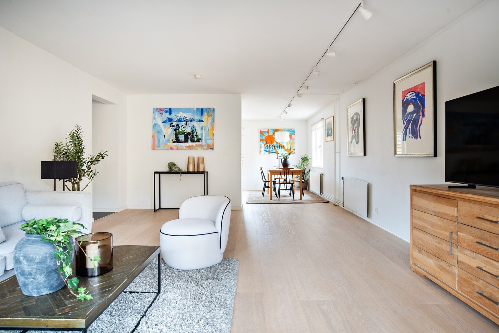 Stuen har gode møbleringsmuligeter for sofagruppe, spisebord, samt medie- og oppbevaringsmøblement Galleribilde