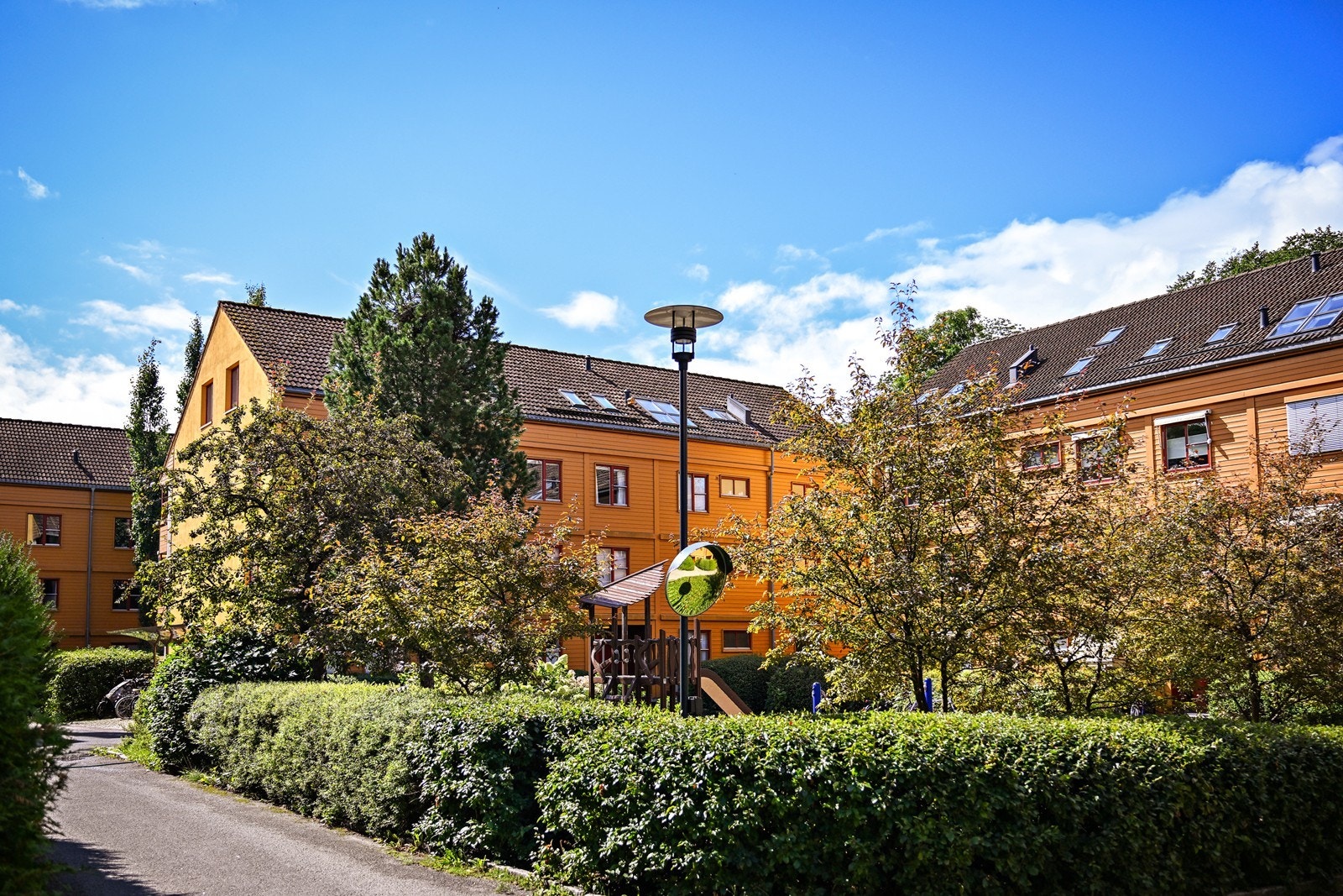 Nedre Silkestrå er et meget barnevennlig borettslag med store grøntområder, sittegrupper og lekeplasser Galleribilde