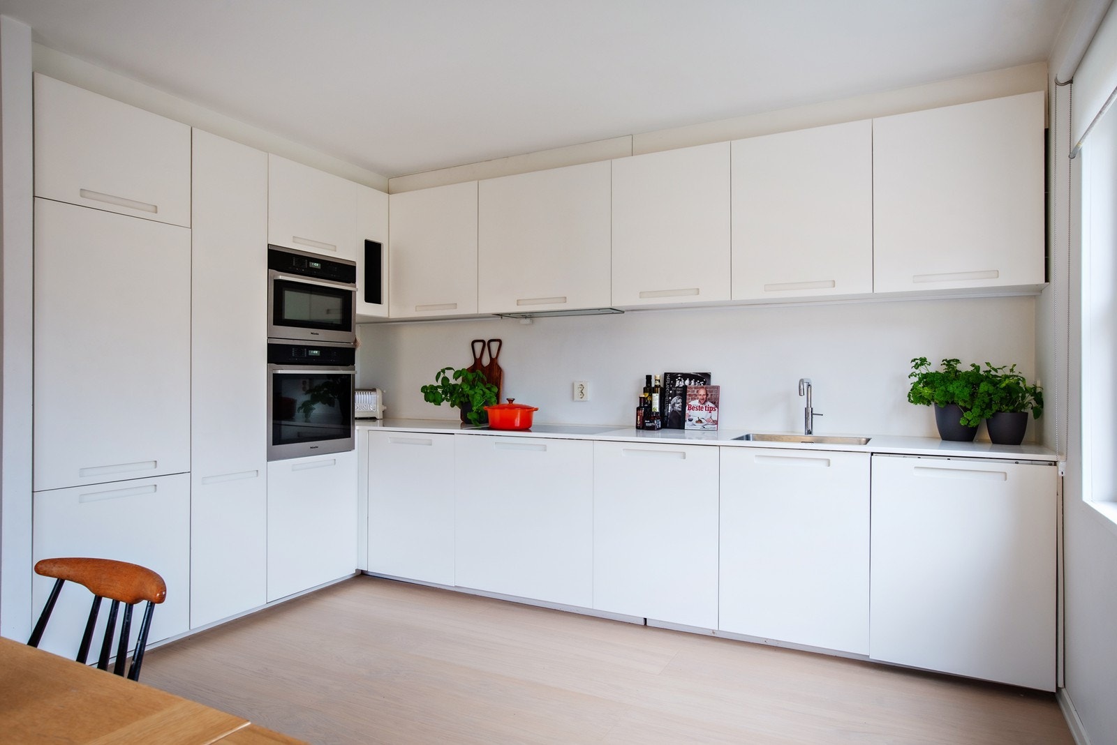 Kjøkkeninnredning fra 2015 med glatte fronter fra Picky Living og Miele hvitevarer Galleribilde