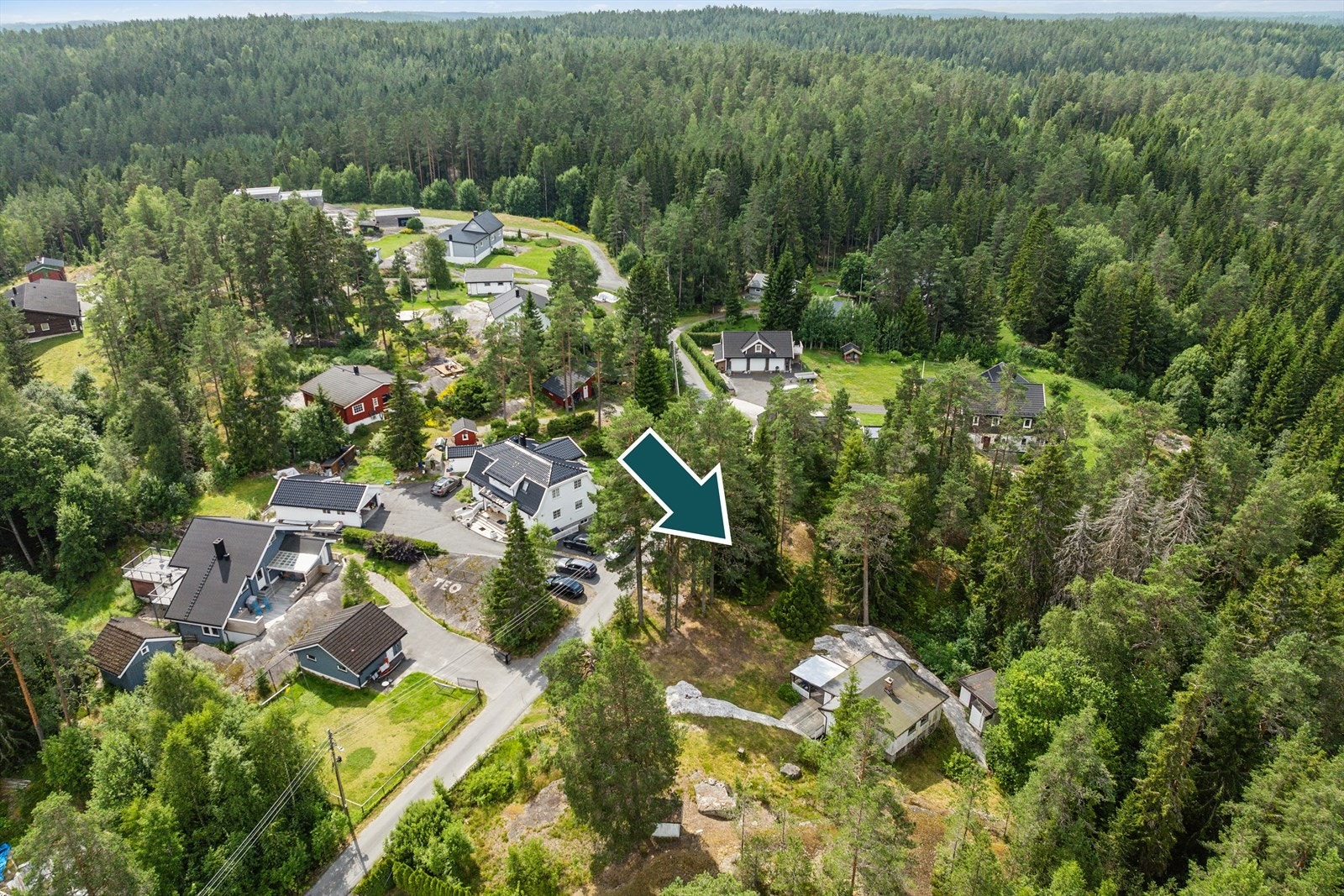 Tomten er på over 4,2 mål - her med en omtrentlig oppmerking Galleribilde