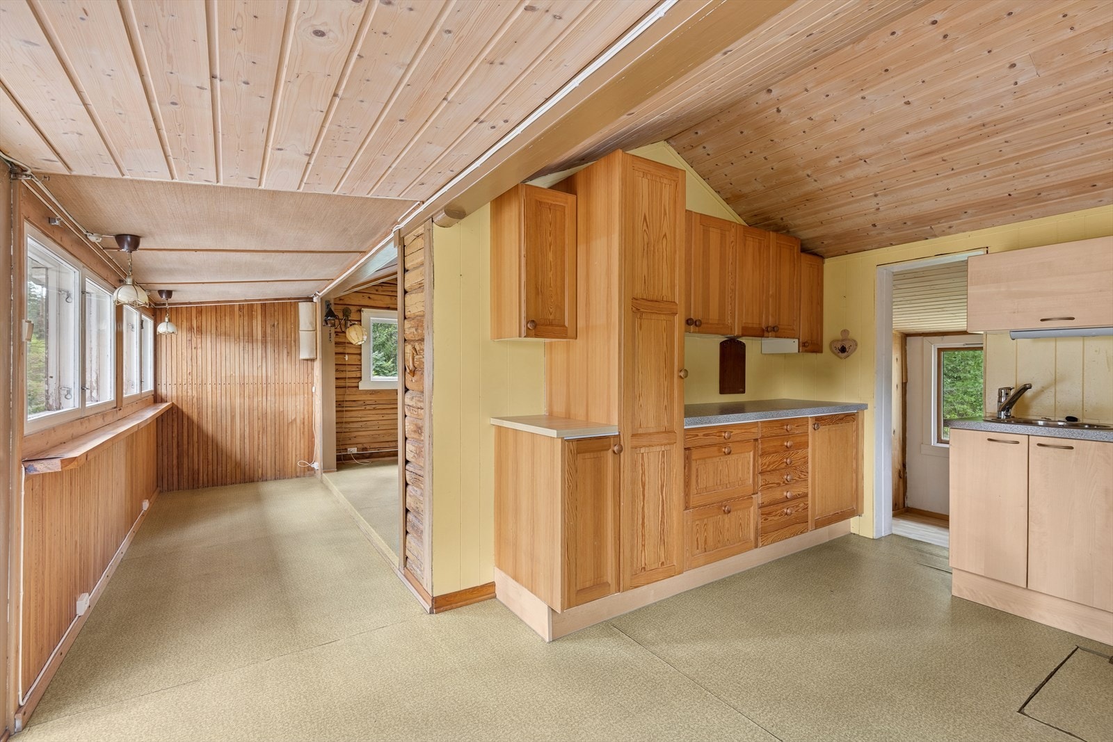 Kjøkkenet er av god størrelse med plass til spisegruppe Galleribilde