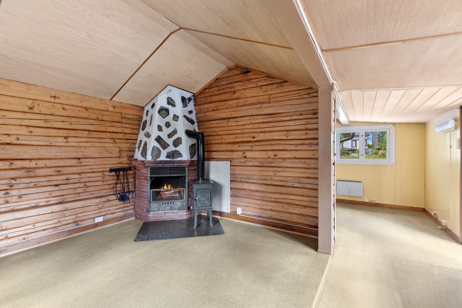 Det er også plass til et lite hjemmekontor og diverse møbler Galleribilde