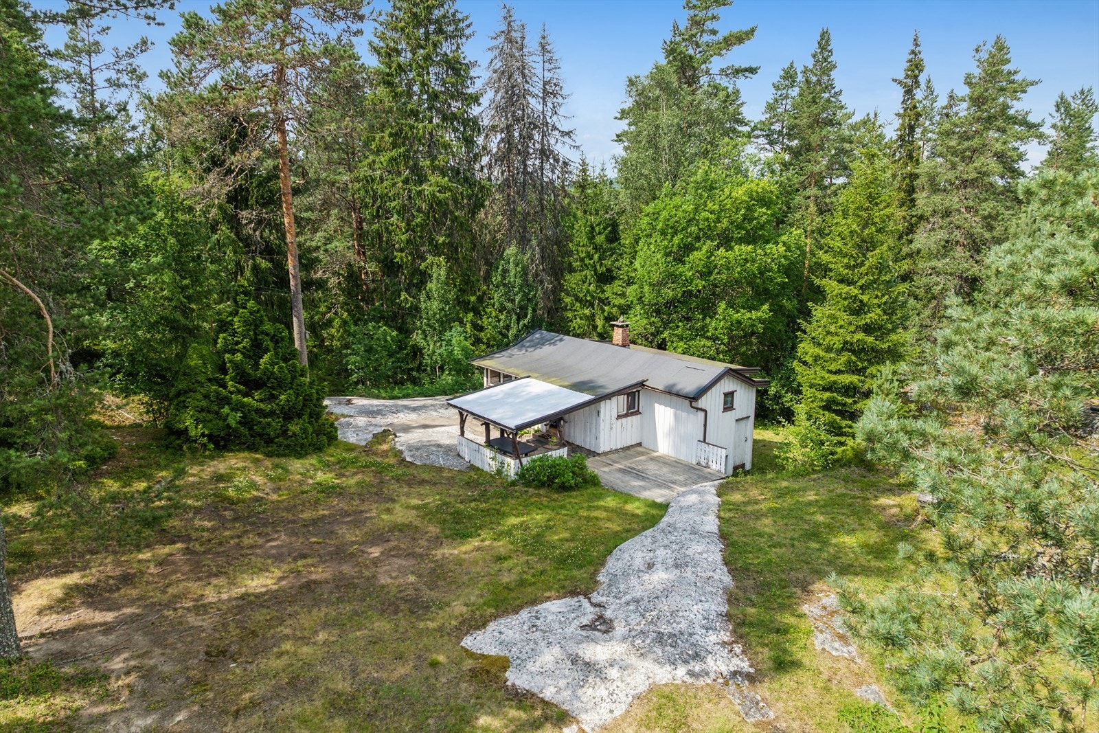 Det er asfaltert kjørevei frem til eiendommen Galleribilde