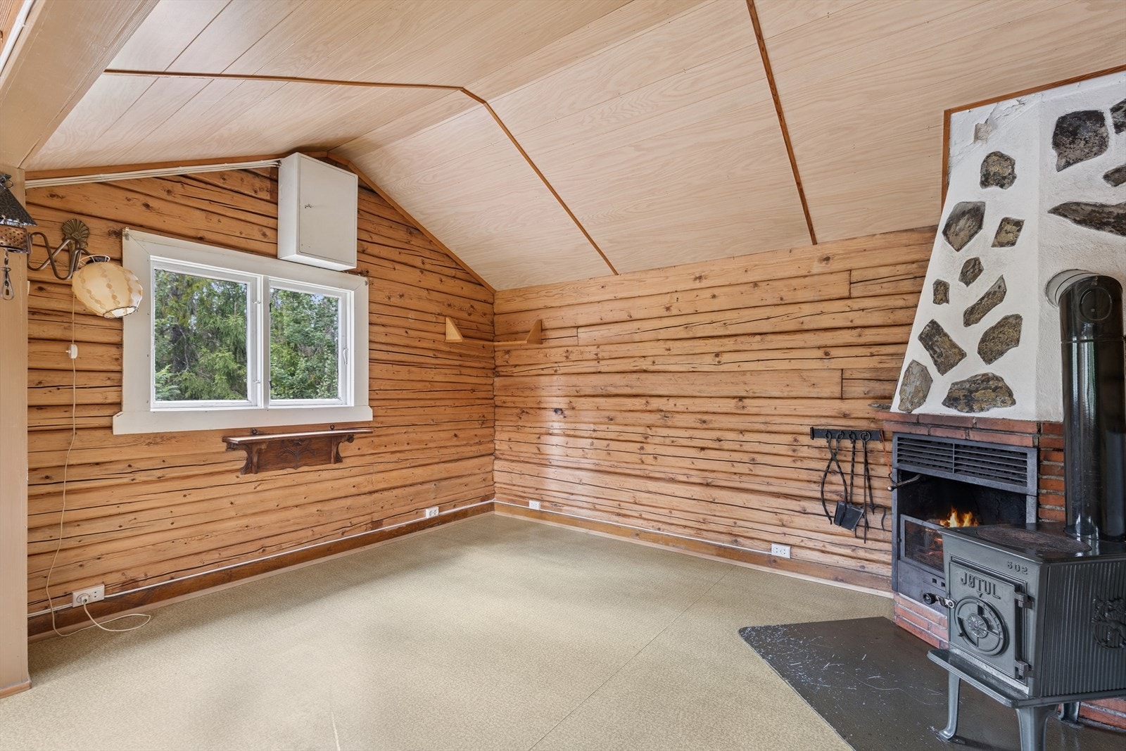 Stue med plass til sofagruppe og TV Galleribilde