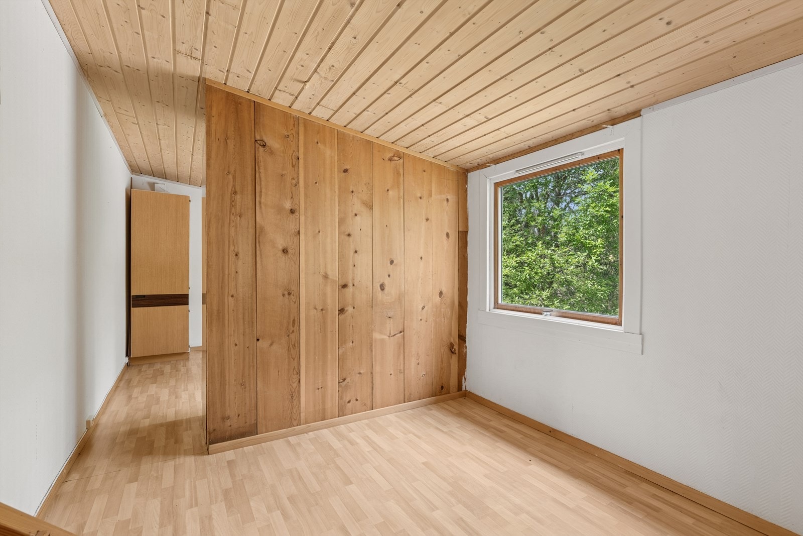 Rommene er av god størrelse med plass til senger, nattbord og garderobeskap Galleribilde