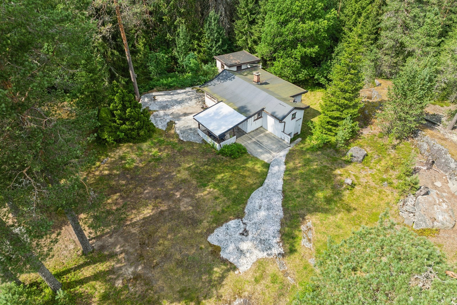 I tillegg til boligen er det en redskapsbod med utedo Galleribilde