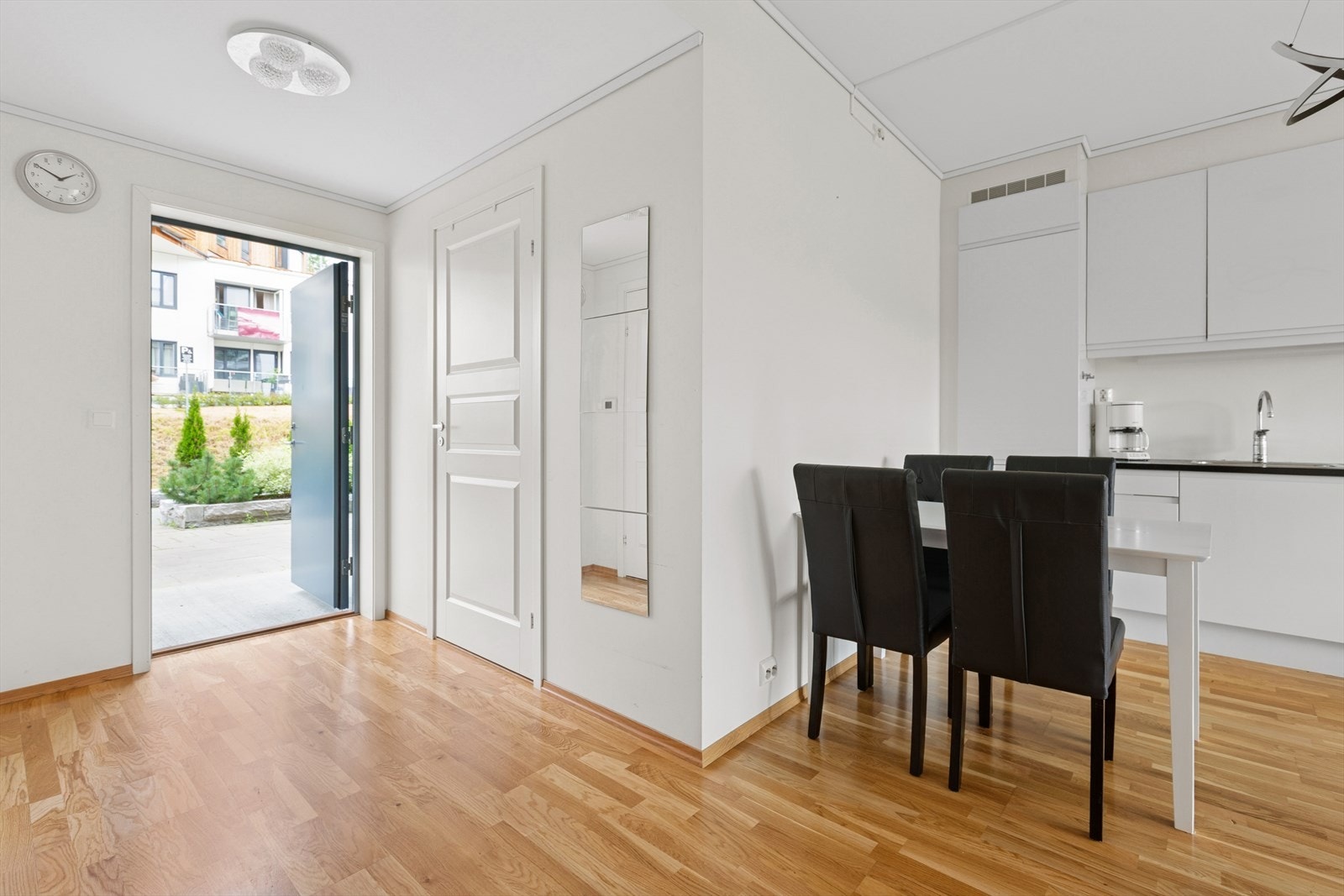 Velkommen inn til hyggelig visning! En lys og luftig leilighet med gjennomtenkt planløsning. Galleribilde