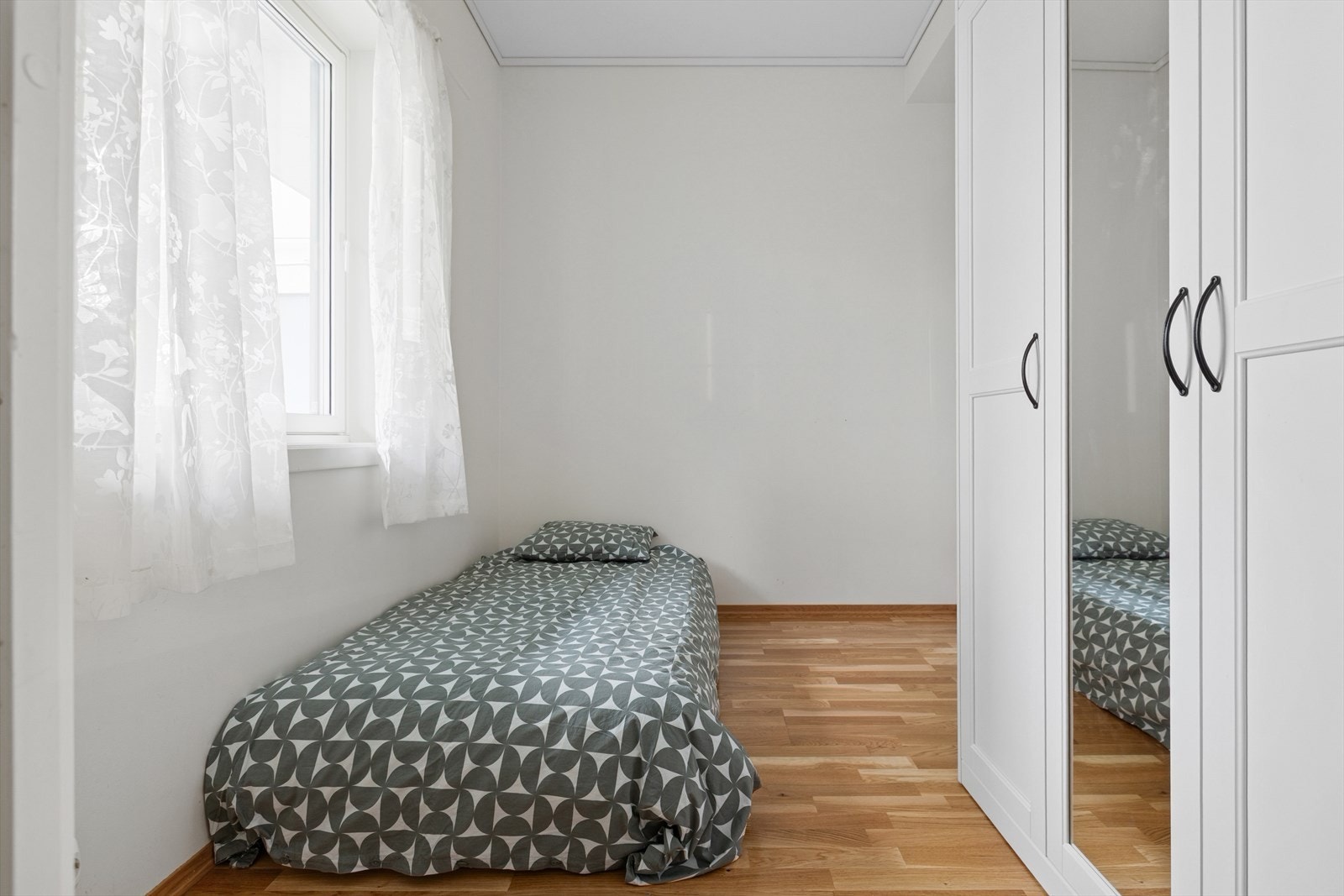 Soverom med god plass til både komfortabel seng og garderobeløsning. Galleribilde