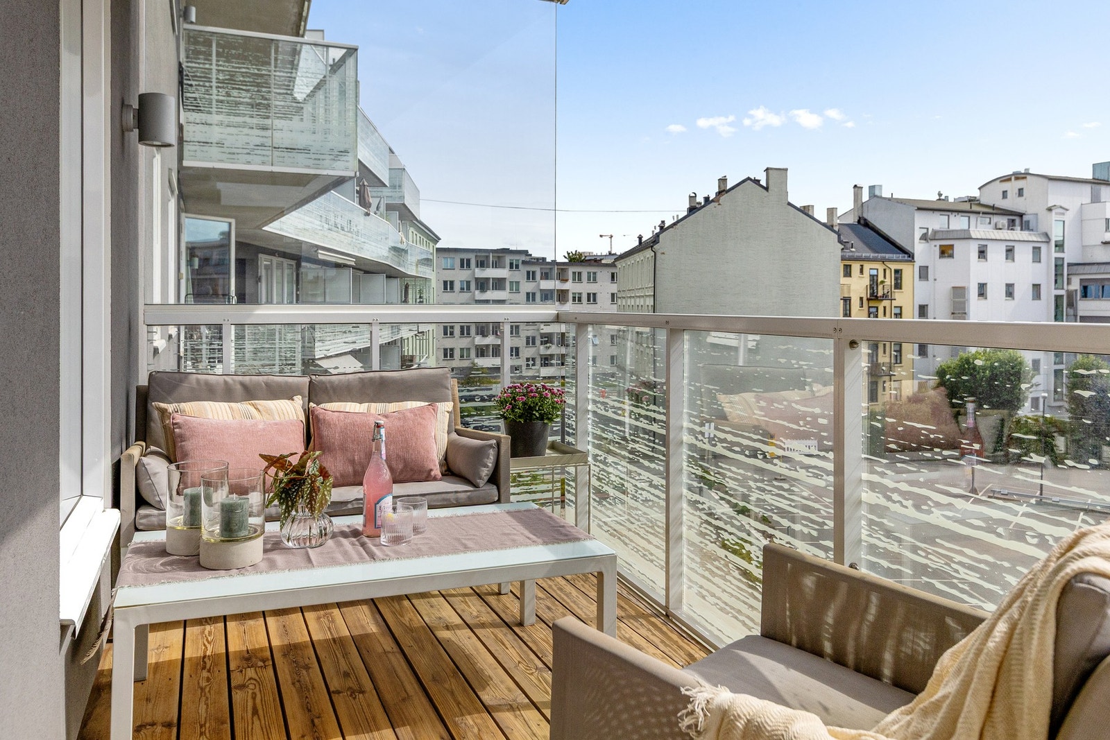 Balkongen er overbygget, med terrassebord på gulvet, Galleribilde