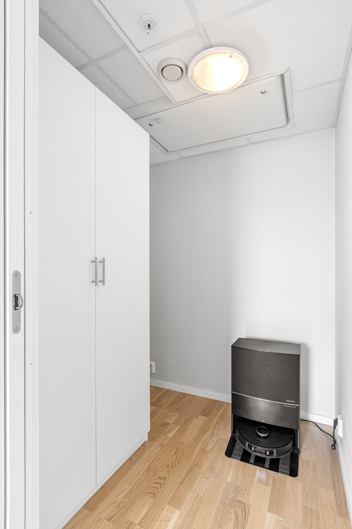 Ved kjøkkenet ligger leilighetens innvendige bod på 4 kvm. Boden stenges med skyvedør. Galleribilde