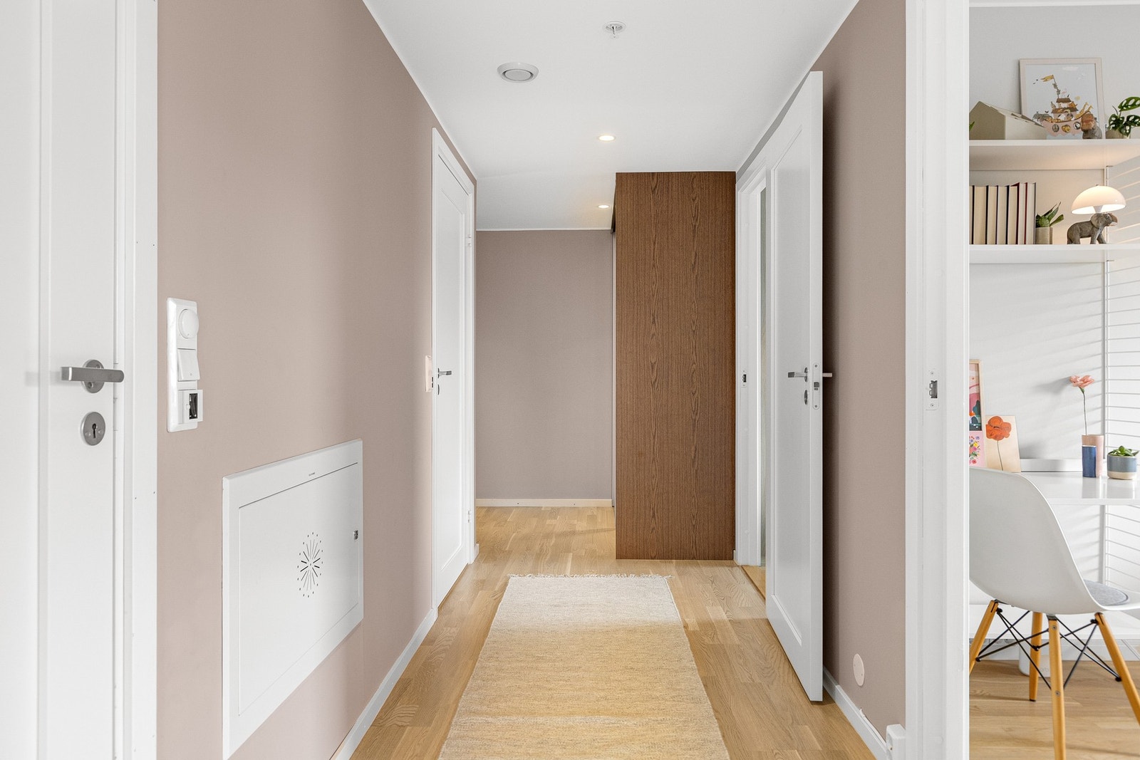 Entréen har lys parkett, glatte lysmalte overflater, skjult elektrisk anlegg og downlights i himlingen. Galleribilde