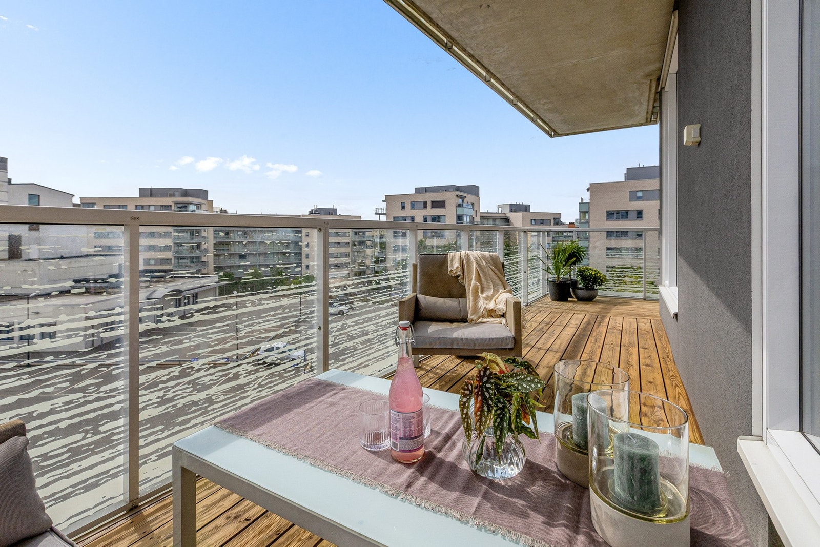 Leiligheten har en fantastisk sydvestvendt hjørnebalkong på hele 18m². Galleribilde