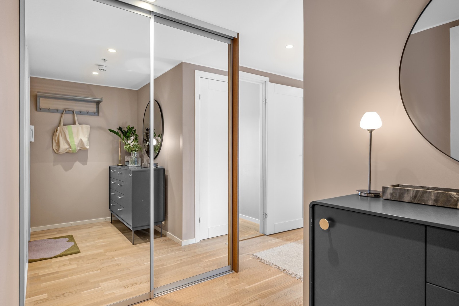 Her finner du god oppbevaringsplass i en romslig skyvedørsgarderobe. Galleribilde