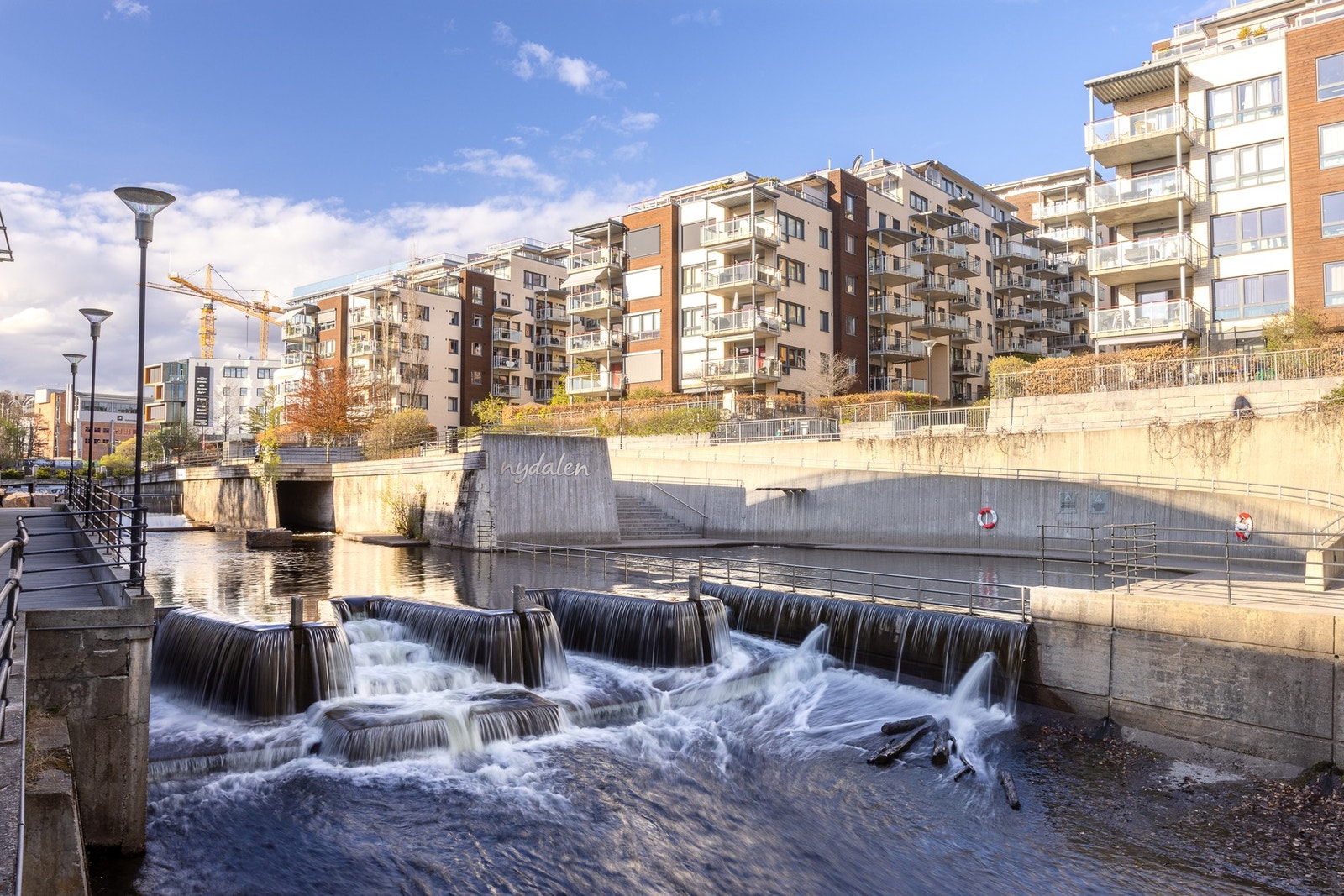 Akerselva ligger rett ved leiligheten. Litt lengre oppe finner du badeplassen i Nydalen. Galleribilde