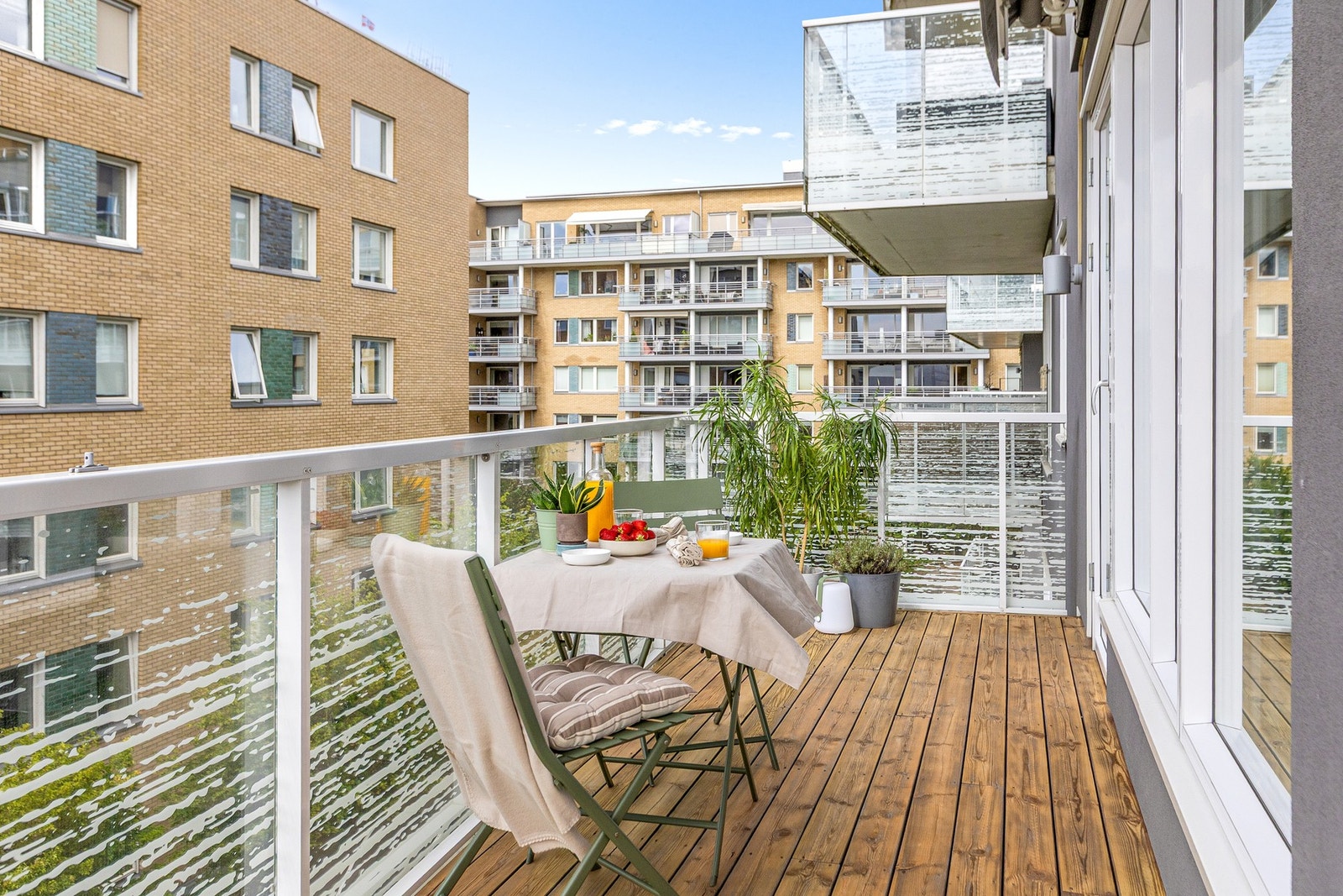 Balkongen rommer enkelt flere sittegrupper samt grill. Galleribilde