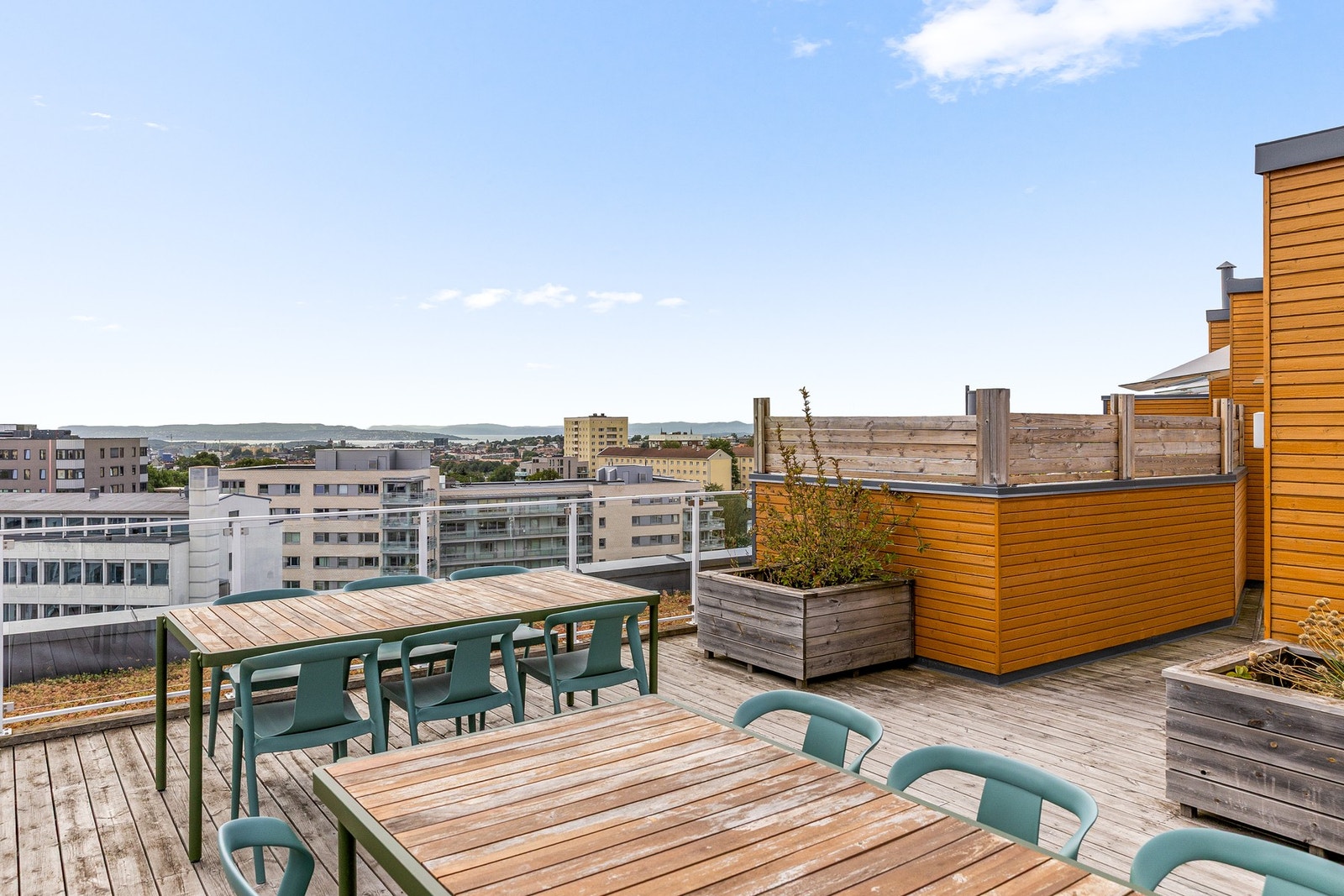 På toppen av bygget er det en stor felles takterrasse med fantastiske solforhold og utrolig bra utsikt. Galleribilde