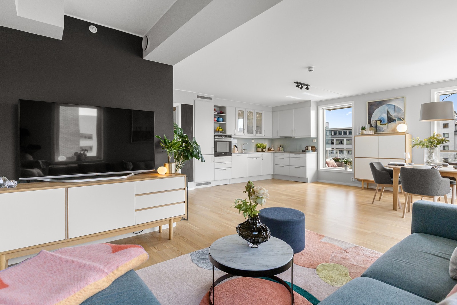 Kjøkkenet ligger i åpen og sosial løsning mot stuen. Galleribilde