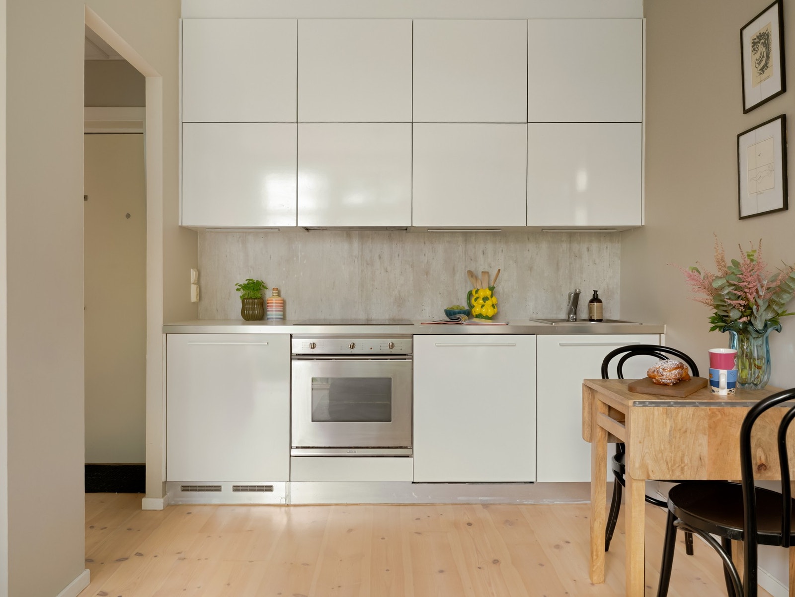 Kjøkkenet er fra italienske Aster med skapplass som utnytter den gode takhøyden. Galleribilde