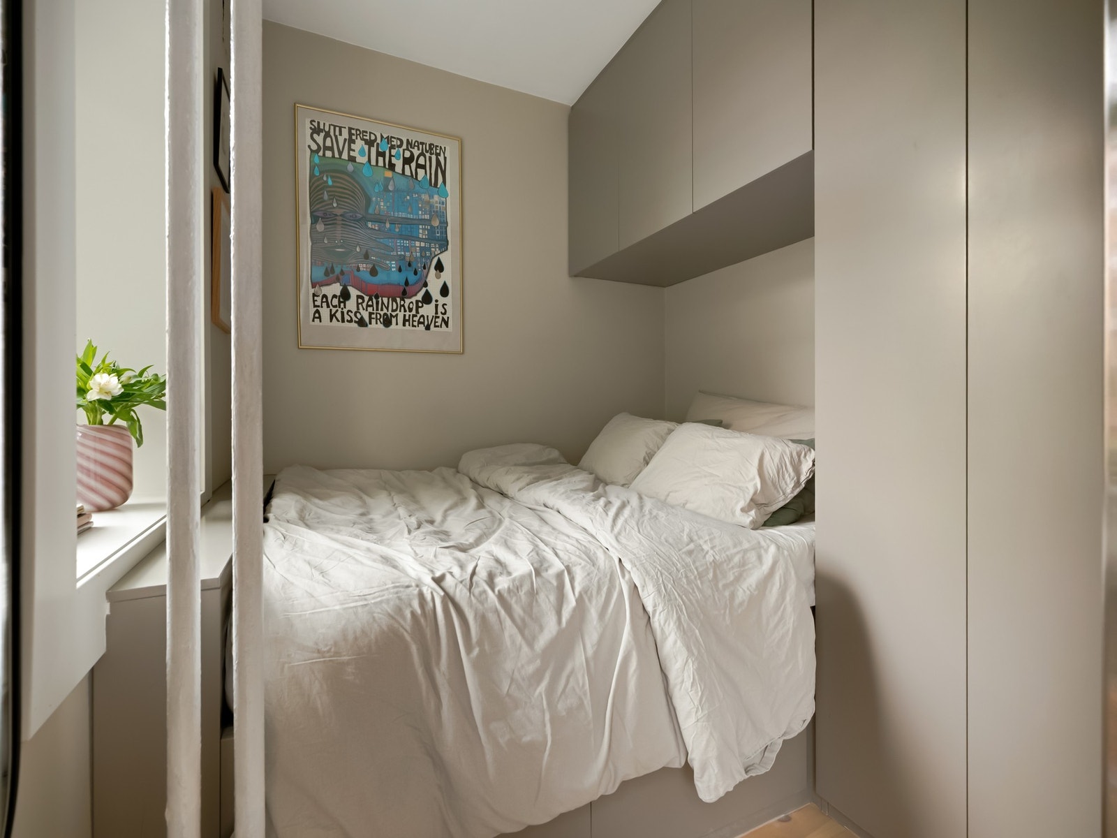 Soverommet er innredet med plassbygd seng på 140 med skuffer under, samt garderobe. Seng og garderobe er bygget av Skapskredderen AS. Galleribilde