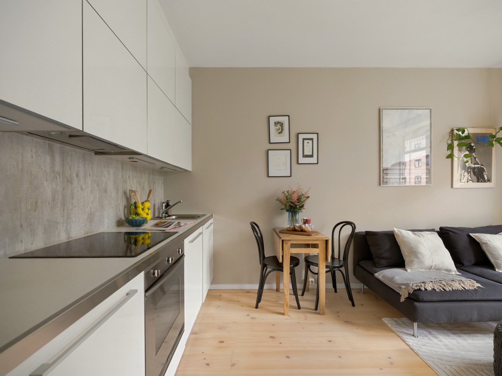 Leilighetens standard er fra 2006, og har i 2025 fått en god dose kjærlighet med nyslipte gulv. Veggflater er malt i 2020. Galleribilde