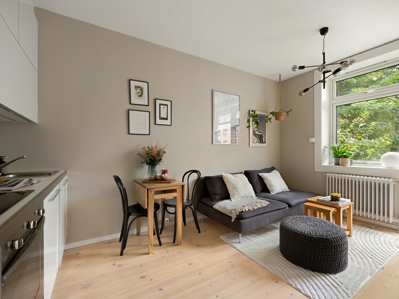 Du får plass til alt du måtte behøve i stuerommet, samtidig som du kan nyte det frodige utsynet som strekker seg inn. Galleribilde