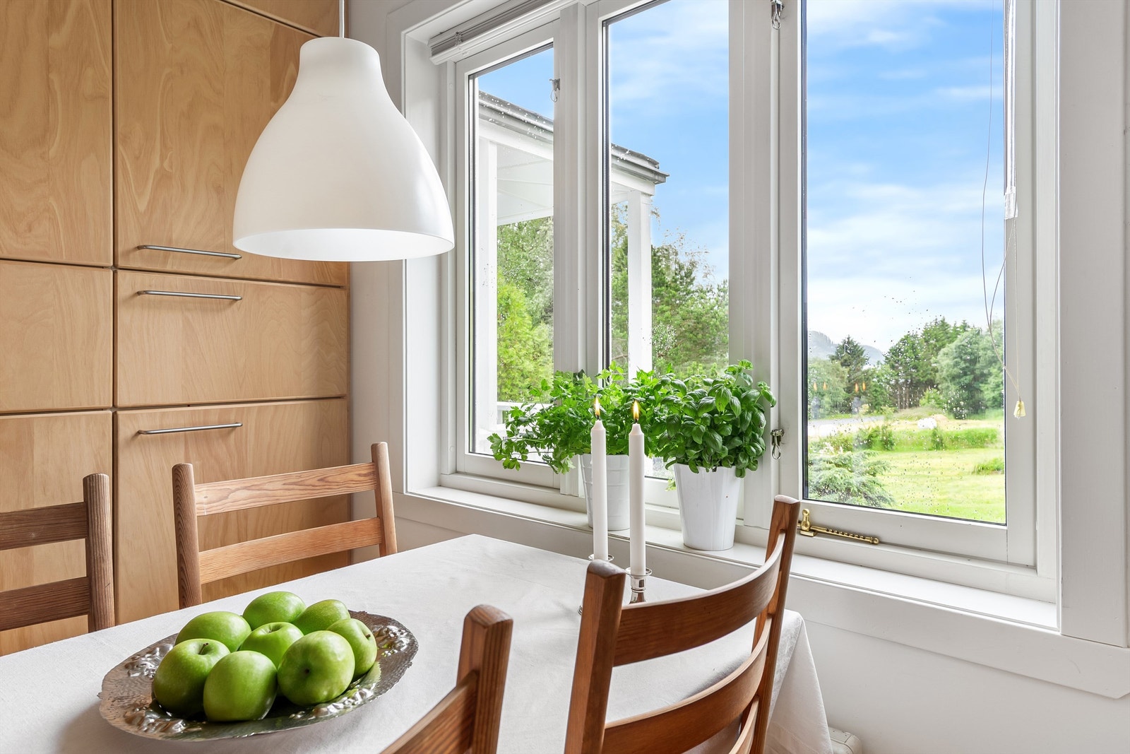 Utsikt fra spiseplassen på kjøkkenet Galleribilde