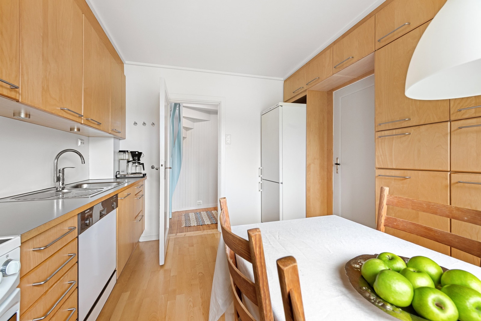 Kjøkkenet har frittstående komfyr, oppvaskmaskin og kjøleskap med fryser. Ventilator i overskap. Galleribilde