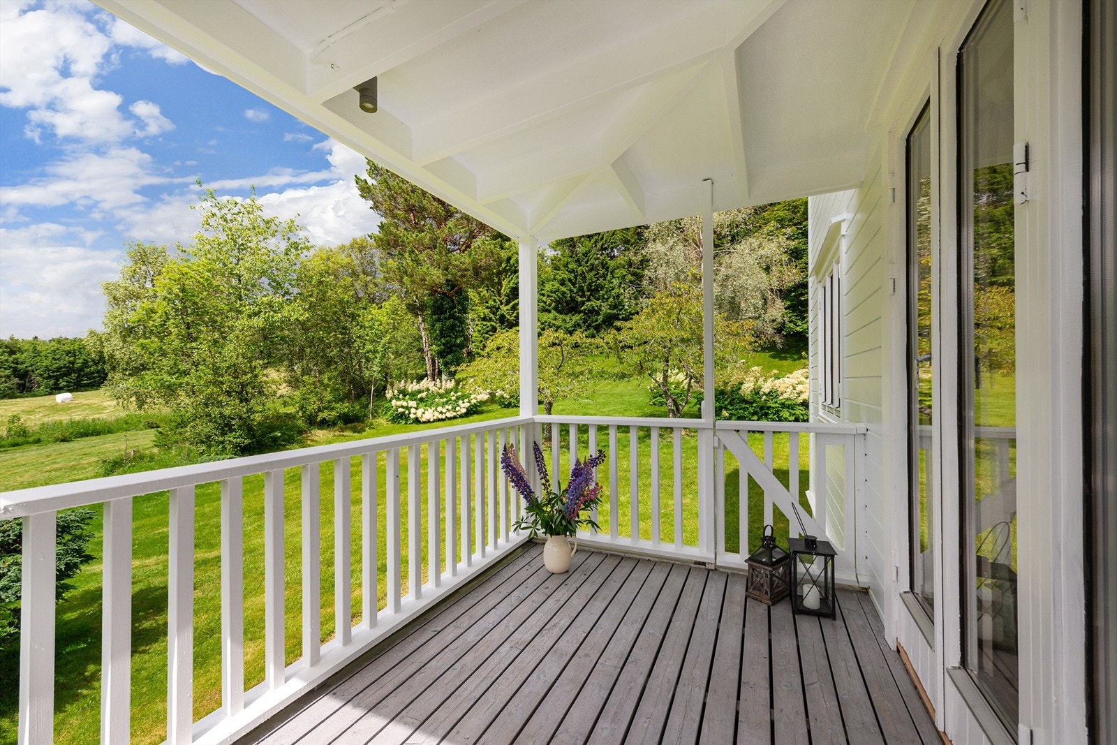 Overbygd balkong i 1. etasje med trapp til hage Galleribilde